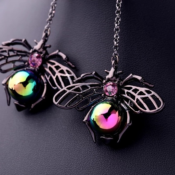 Spooky black bee earrings - Picture 4 of 6